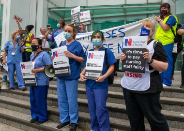 Londra, İngiltere. 3 Temmuz 2021. NHS çalışanları maaş adaletini protesto ederek hükümetten% 15 zam, hasta güvenliği ve özelleştirmeye son verilmesini talep ettiler. Yürüyüş, Ulusal Sağlık Teşkilatı 'nın 73. yıldönümü de oldu..