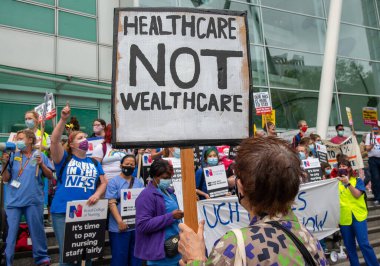 Londra, İngiltere. 3 Temmuz 2021. NHS çalışanları maaş adaletini protesto ederek hükümetten% 15 zam, hasta güvenliği ve özelleştirmeye son verilmesini talep ettiler. Yürüyüş, Ulusal Sağlık Teşkilatı 'nın 73. yıldönümü de oldu..