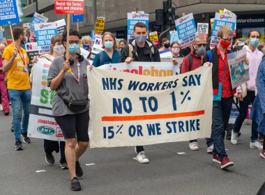 Londra, İngiltere. 3 Temmuz 2021. NHS çalışanları maaş adaleti (% 15 zam talep ediyor), hasta güvenliği ve özelleştirmeye son verilmesini protesto ettiler. Yürüyüş, Sağlık Hizmetleri 'nin 73. kuruluş yıldönümü de oldu..