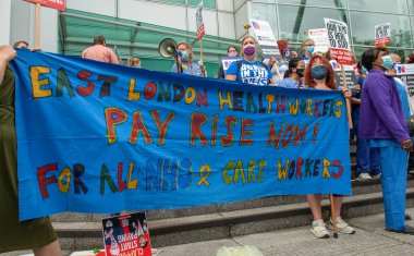 Londra, İngiltere. 3 Temmuz 2021. NHS çalışanları maaş adaleti (% 15 zam talep ediyor), hasta güvenliği ve özelleştirmeye son verilmesini protesto ettiler. Yürüyüş, Sağlık Hizmetleri 'nin 73. kuruluş yıldönümü de oldu..