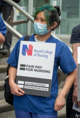 Londra, İngiltere. 3 Temmuz 2021. NHS çalışanları maaş adaleti (% 15 zam talep ediyor), hasta güvenliği ve özelleştirmeye son verilmesini protesto ettiler. Yürüyüş, Sağlık Hizmetleri 'nin 73. kuruluş yıldönümü de oldu..