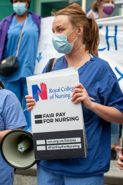 Londra, İngiltere. 3 Temmuz 2021. NHS çalışanları maaş adaleti (% 15 zam talep ediyor), hasta güvenliği ve özelleştirmeye son verilmesini protesto ettiler. Yürüyüş, Sağlık Hizmetleri 'nin 73. kuruluş yıldönümü de oldu..