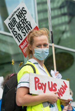 Londra, İngiltere. 3 Temmuz 2021. NHS çalışanları maaş adaleti (% 15 zam talep ediyor), hasta güvenliği ve özelleştirmeye son verilmesini protesto ettiler. Yürüyüş, Sağlık Hizmetleri 'nin 73. kuruluş yıldönümü de oldu..