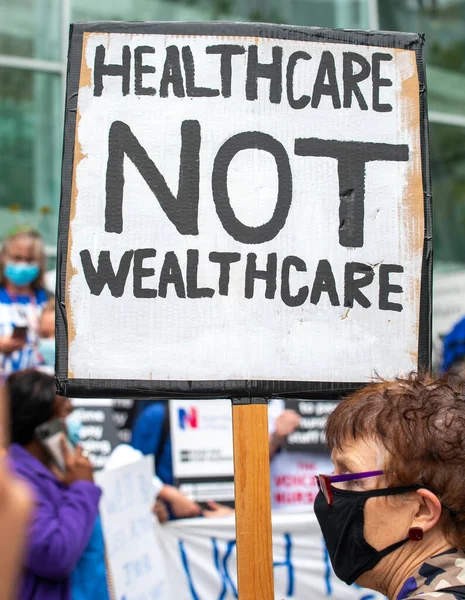 Londra, İngiltere. 3 Temmuz 2021. NHS çalışanları maaş adaleti (% 15 zam talep ediyor), hasta güvenliği ve özelleştirmeye son verilmesini protesto ettiler. Yürüyüş, Sağlık Hizmetleri 'nin 73. kuruluş yıldönümü de oldu..