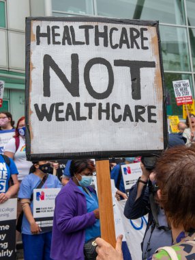 Londra, İngiltere. 3 Temmuz 2021. NHS çalışanları maaş adaleti (% 15 zam talep ediyor), hasta güvenliği ve özelleştirmeye son verilmesini protesto ettiler. Yürüyüş, Sağlık Hizmetleri 'nin 73. kuruluş yıldönümü de oldu..