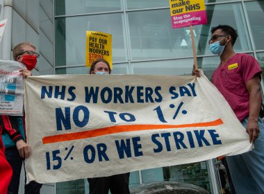 Londra, İngiltere. 3 Temmuz 2021. NHS çalışanları maaş adaleti (% 15 zam talep ediyor), hasta güvenliği ve özelleştirmeye son verilmesini protesto ettiler. Yürüyüş, Sağlık Hizmetleri 'nin 73. kuruluş yıldönümü de oldu..