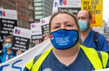 Londra, İngiltere. 3 Temmuz 2021. NHS çalışanları maaş adaleti (% 15 zam talep ediyor), hasta güvenliği ve özelleştirmeye son verilmesini protesto ettiler. Yürüyüş, Sağlık Hizmetleri 'nin 73. kuruluş yıldönümü de oldu..
