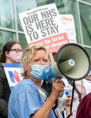 Londra, İngiltere. 3 Temmuz 2021. NHS çalışanları maaş adaleti (% 15 zam talep ediyor), hasta güvenliği ve özelleştirmeye son verilmesini protesto ettiler. Yürüyüş, Sağlık Hizmetleri 'nin 73. kuruluş yıldönümü de oldu..