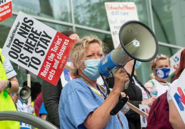 Londra, İngiltere. 3 Temmuz 2021. NHS çalışanları maaş adaleti (% 15 zam talep ediyor), hasta güvenliği ve özelleştirmeye son verilmesini protesto ettiler. Yürüyüş, Sağlık Hizmetleri 'nin 73. kuruluş yıldönümü de oldu..