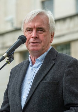 Londra, İngiltere. 3 Temmuz 2021. NHS protestosunda konuşan John Mc Donnell MP, Londra 'nın başkenti Downing Street' te hükümetin tüm NHS çalışanlarına% 15 zam yapmasını talep etti. Yürüyüş, NHS 'nin 73. kuruluş yıldönümü de oldu.