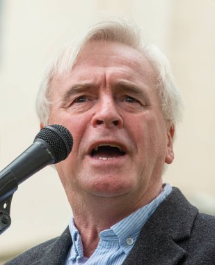 Londra, İngiltere. 3 Temmuz 2021. NHS protestosunda konuşan John Mc Donnell MP, Londra 'nın başkenti Downing Street' te hükümetin tüm NHS çalışanlarına% 15 zam yapmasını talep etti. Yürüyüş, NHS 'nin 73. kuruluş yıldönümü de oldu.