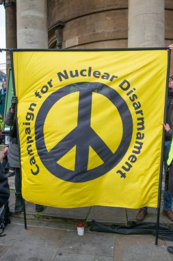 Londra, İngiltere. 11 Ocak 2020. İRAN 'ın Portland Place, Londra' da düzenlediği ve Ortadoğu 'da barış ve gerginliğin azaltılması için yürüttüğü HAYIR gösterisinde savaş karşıtı protesto işareti..