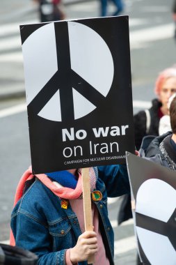 Londra, İngiltere. 11 Ocak 2020. İRAN 'ın Portland Place, Londra' da düzenlediği ve Ortadoğu 'da barış ve gerginliğin azaltılması için yürüttüğü HAYIR gösterisinde savaş karşıtı protesto işareti..