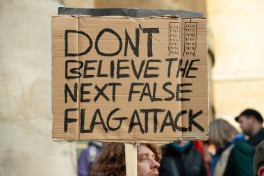 Londra, İngiltere. 11 Ocak 2020. İRAN 'ın Portland Place, Londra' da düzenlediği ve Ortadoğu 'da barış ve gerginliğin azaltılması için yürüttüğü HAYIR gösterisinde savaş karşıtı protesto işareti..