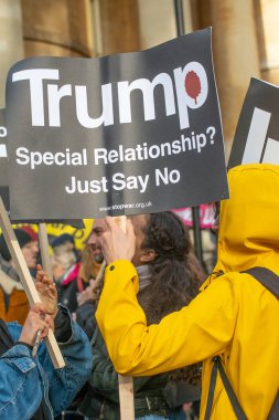 Londra, İngiltere. 11 Ocak 2020. İRAN 'ın Portland Place, Londra' da düzenlediği ve Ortadoğu 'da barış ve gerginliğin azaltılması için yürüttüğü HAYIR gösterisinde savaş karşıtı protesto işareti..