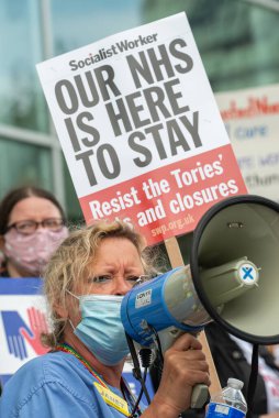 Londra, İngiltere. 3 Temmuz 2021. NHS çalışanları maaş adaleti (% 15 zam talep ediyor), hasta güvenliği ve özelleştirmeye son verilmesini protesto ettiler. Yürüyüş, Sağlık Hizmetleri 'nin 73. kuruluş yıldönümü de oldu..