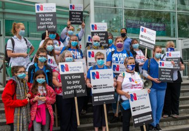 Londra, İngiltere. 3 Temmuz 2021. NHS çalışanları maaş adaleti (% 15 zam talep ediyor), hasta güvenliği ve özelleştirmeye son verilmesini protesto ettiler. Yürüyüş, Sağlık Hizmetleri 'nin 73. kuruluş yıldönümü de oldu..