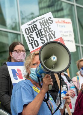 Londra, İngiltere. 3 Temmuz 2021. NHS çalışanları maaş adaleti (% 15 zam talep ediyor), hasta güvenliği ve özelleştirmeye son verilmesini protesto ettiler. Yürüyüş, Sağlık Hizmetleri 'nin 73. kuruluş yıldönümü de oldu..