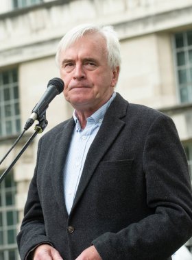 Londra, İngiltere. 3 Temmuz 2021. NHS protestosunda konuşan John Mc Donnell MP, Londra 'nın başkenti Downing Street' te hükümetin tüm NHS çalışanlarına% 15 zam yapmasını talep etti. Yürüyüş, NHS 'nin 73. kuruluş yıldönümü de oldu.