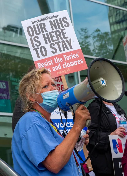 Londra, İngiltere. 3 Temmuz 2021. NHS çalışanları maaş adaleti (% 15 zam talep ediyor), hasta güvenliği ve özelleştirmeye son verilmesini protesto ettiler. Yürüyüş, Sağlık Hizmetleri 'nin 73. kuruluş yıldönümü de oldu..