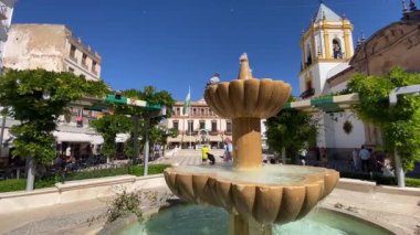 Plaza De Socorro, Ronda, İspanya. 31 Ağustos 2025. Turistler açık mavi gökyüzü altında yaz güneşinin tadını çıkarıyorlar, Ronda 'daki Plaza de Socorro' nun yanındaki güzel restorandan geçiyorlar..