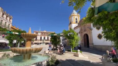 Plaza De Socorro, Ronda, İspanya. 31 Ağustos 2025. Turistler açık mavi gökyüzü altında yaz güneşinin tadını çıkarıyorlar, Ronda 'daki Plaza de Socorro' nun yanındaki güzel restorandan geçiyorlar..