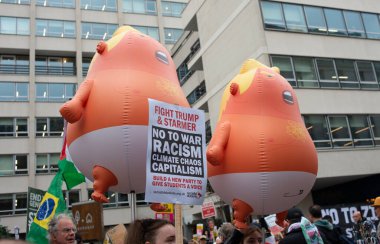 Londra, İngiltere. 17 Eylül 2025. Bebek Trump balonlu protestocular Londra 'daki 