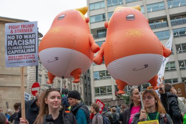Londra, İngiltere. 17 Eylül 2025. Bebek Trump balonlu protestocular Londra 'daki 