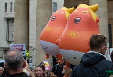 Londra, İngiltere. 17 Eylül 2025. Bebek Trump balonlu protestocular Londra 'daki 