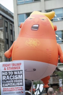 Londra, İngiltere. 17 Eylül 2025. Bebek Trump balonlu protestocular Londra 'daki 