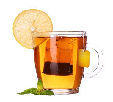 Cam bardak çay limon ve nane üzerinde beyaz adam izole