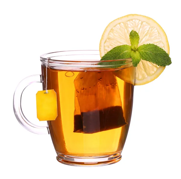 Taza de té con limón y menta aislada sobre fondo blanco — Foto de Stock