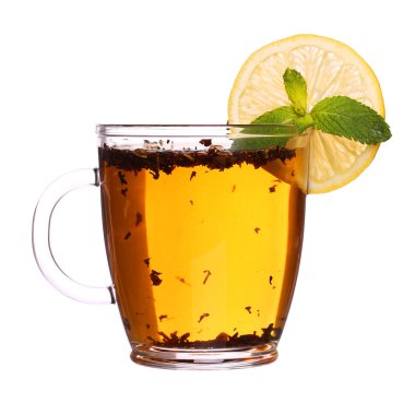 Cam bardak limon ve beyaz arka plan üzerinde izole nane yaprakları çay
