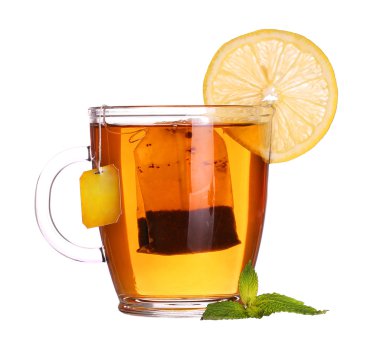Cam bardak çay limon ve nane üzerinde beyaz adam izole