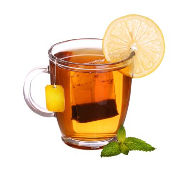 Cam bardak çay limon ve nane üzerinde beyaz adam izole
