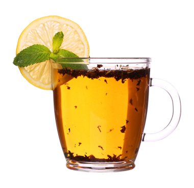 Cam bardak limon ve beyaz arka plan üzerinde izole nane yaprakları çay