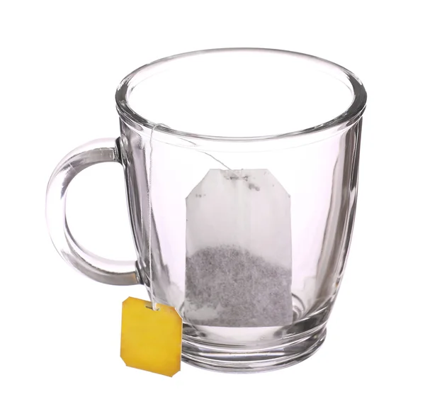 Copo de vidro vazio de chá com saco de chá isolado no fundo branco — Fotografia de Stock