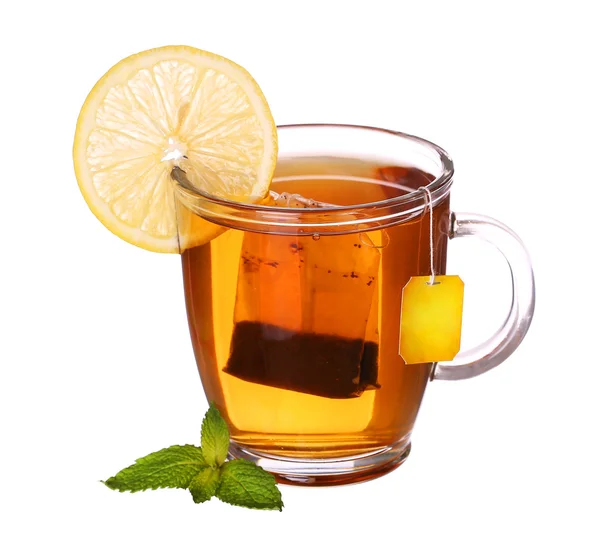 Cam bardak çay limon ve nane üzerinde beyaz adam izole