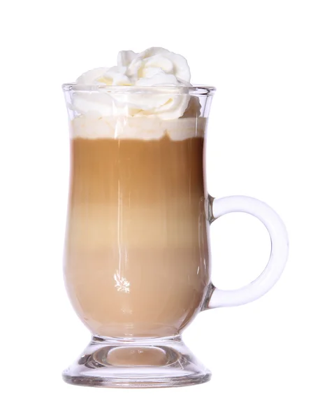 Café Latte en taza irlandesa de vidrio con oblea aislada sobre fondo blanco — Foto de Stock