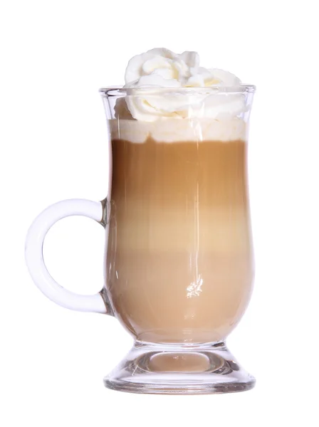 Café Latte en taza irlandesa de vidrio con oblea aislada sobre fondo blanco — Foto de Stock