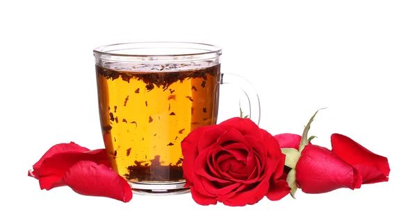 Copa de vidrio de té de rosas de Hibiscus con limón y menta aislado sobre fondo blanco — Foto de Stock