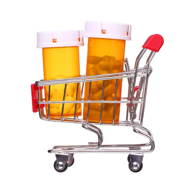 Tablettenflasche im Warenkorb isoliert auf weißem Hintergrund — Stockfoto