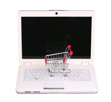 Online alışveriş. Beyaz arka plan üzerinde izole laptop sepeti