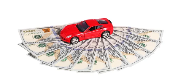 Araba beyaz arka plan üzerinde izole para nakit