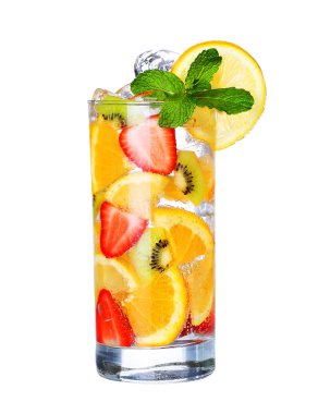 İzole üzerinde beyaz arka plan cam soğuk meyve iç