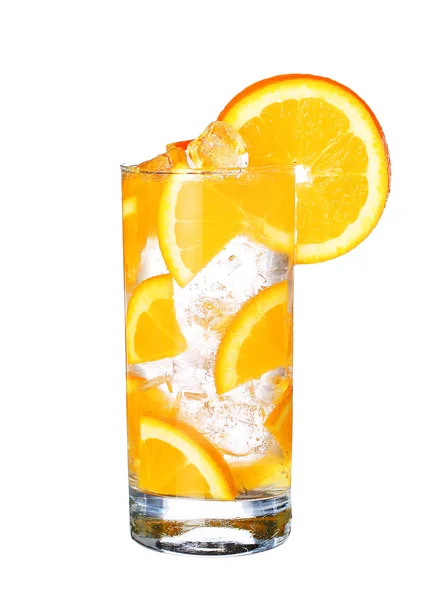 Glas kaltes orangefarbenes Getränk mit Eis auf weißem Hintergrund — Stockfoto