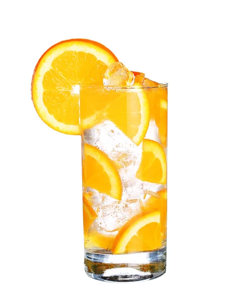 Vaso de naranja fría Bebida con hielo aislado sobre fondo blanco — Foto de Stock