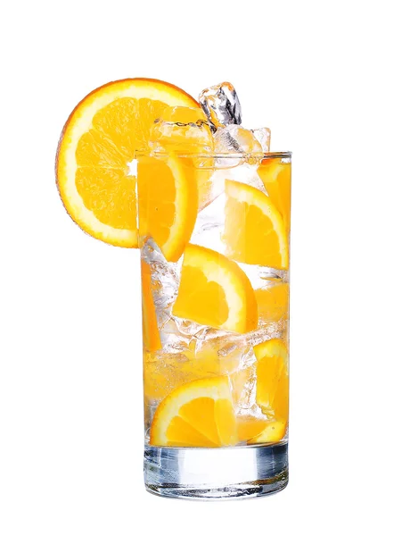 Vidro de bebida laranja fria com gelo isolado no fundo branco — Fotografia de Stock