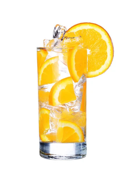 Glas van koude oranje drankje met ijs geïsoleerd op witte achtergrond — Stockfoto