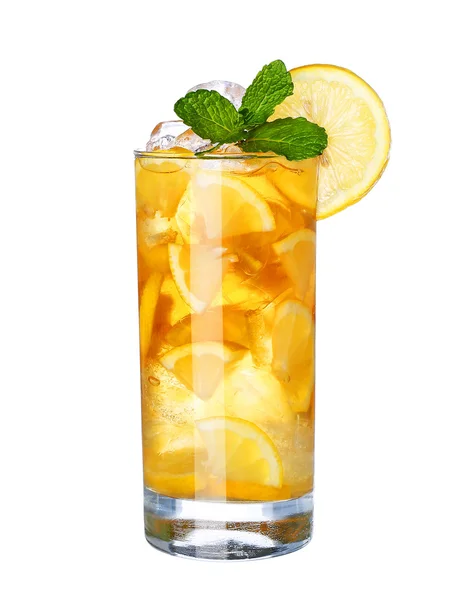 Cam soğuk buzlu çay içecek beyaz arka plan üzerinde izole.